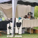 Tierheim Siegen Bastelstand mit Plüschtieren und Holzschildern.