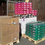 Paletten mit Kisten und Säcken, in Plastik eingewickelt, im Freien im Tierheim Siegen.