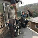 Zwei Personen mit Ziegen an der Leine stehen am Gebäude des Tierheims Siegen.