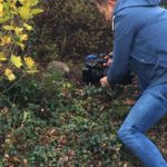 Person, die einen Igel in einem begrünten Garten im Tierheim Siegen filmt.