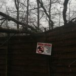 Bitte nicht an die Gitter fassen" am Zaun des Tierheims Siegen.