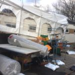 Beschädigtes Zelt mit verstreuten Trümmern in der Nähe des Tierheims Siegen.