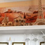 Holzschiff-, Karussell- und Eiffelturm-Modelle auf einem Regal.