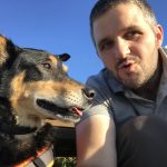 Mann mit schwarz-braunem Hund draußen vor dem Tierheim Siegen.