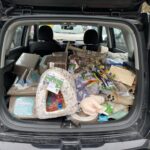 Kofferraum voller Haustierbedarf - Bettzeug, Spielzeug und Zubehör.