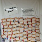 Wunschkarten Dankesbriefe, Tierfotos und ein "Herzlichen Dank!"-Banner an einer Wand im Tierheim Siegen.