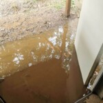 Vor der offenen Tür des Tierheims Siegen türmt sich das Hochwasser.