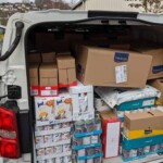 Kleintransporter mit Vorräten für das Tierheim Siegen, Türen geöffnet.