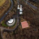 DCIM100MEDIADJI_0588.JPG Luftaufnahme des runden Gebäudes des Tierheims Siegen und der Sonnenkollektoren.