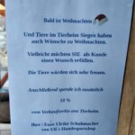 Deutsche Anzeige: Weihnachtliche Tierspenden im Tierheim Siegen, Weihnachtsmannmütze Illustration.
