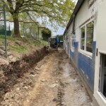 Bauarbeiten neben dem Gebäude des Tierheims Siegen, Erdweg ausgehoben.