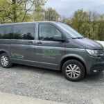 Grauer Transporter mit NITZSCHE Schriftzug auf Schotter im Tierheim Siegen.