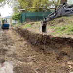 Ein Bagger gräbt einen Graben in der Nähe des Tierheims Siegen.