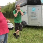 Mann mit weißem Stock und Frau mit Haustierhalter in der Nähe des Anhängers.